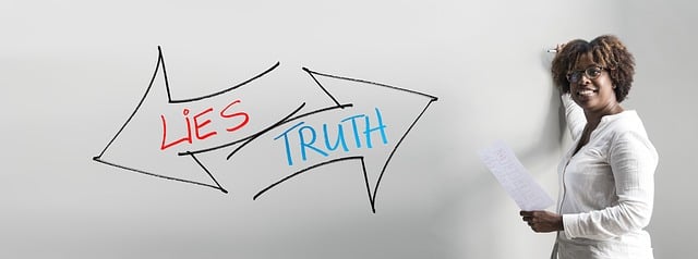 lies, truth 嘘と真実を説明する女性